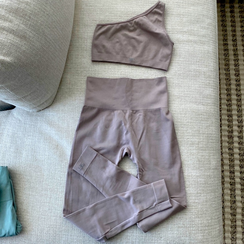 SET ACTIVE set in size S/M fits like a size small. Color is stardust.
